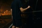 【ゲイ体験談】某爆⚪︎イの「車オナ募集」に乗っかったら、深夜の道の駅で黒塗りSUVの男に助手席で生掘りされた話