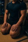 【金的中毒体験談】ノンケのラグビー部友達と賭け麻雀、負けたら金玉一発の取り立て——痛みが快感に変わって、俺は自分から負けに行くようになった