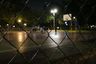 【ゲイ体験談】ノンケの俺が会社の同僚に誘われて深夜の公園で全裸露出にハマった話【第4話・深夜のバスケコートと若者の視線】